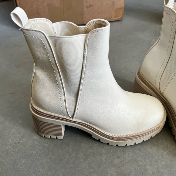 MIA Cream Ankle Booties - Picture 5 of 6